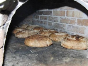 pečení chleba v černé kuchyni - Pelechy - foto 27