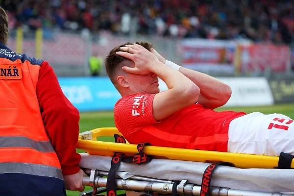 Podruhé v sezoně do nemocnice. Vezl mě stejný záchranář, pousmál se Štěrba