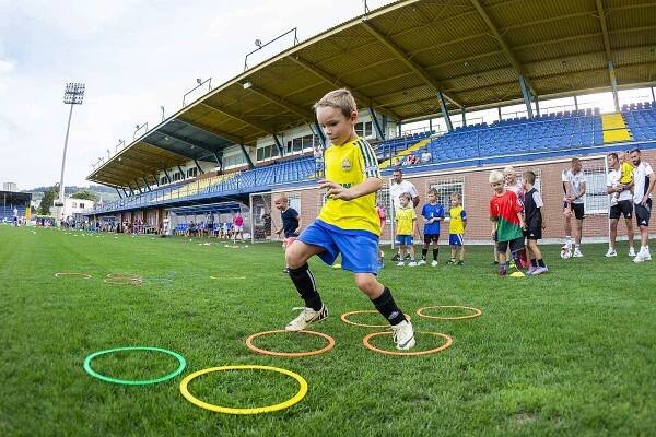 Podívejte se: Na Letné se při náboru bavilo padesát dětí. Rakovan přivedl dcery