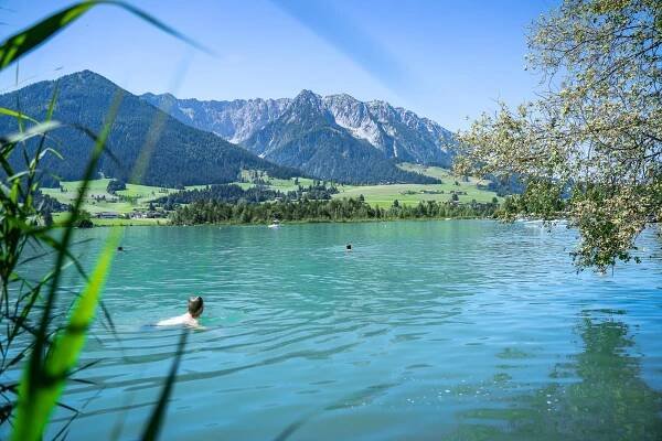 Familienhotel in der Bergwelt Tirols liegt direkt am Walchsee - Bellevue Walchsee