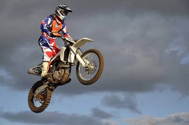 Moto racer Spektakulární skok na motorce — Stock obrázek