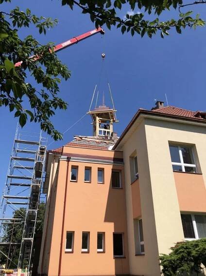 Výměna střešního pláště na ZŠ včetně hodinové věže a hod. stroje - Oficiální stránky obce Ostřešany
