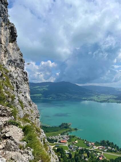 Výhledy na jezero Mondsee z horních partií feraty Drachenwand Klettersteig. Salzkammergut, Solná komora, rakouské Alpy.