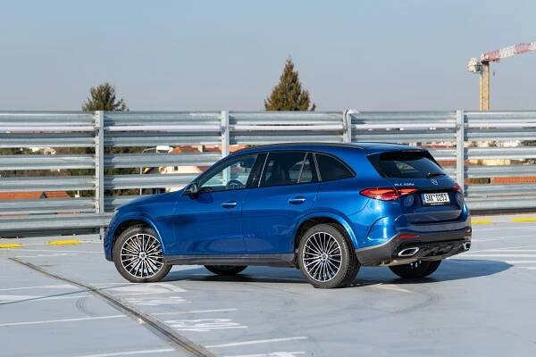 Sen všech cestovatelů: Stovky kilometrů zvládne Mercedes-Benz GLC jako nic