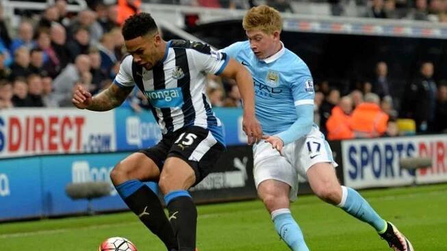 Newcastle - Manchester City: Jamaal Lascelles (vlevo) a Kevin De Bruyne