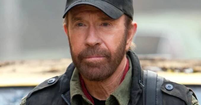 VIDEO: Chuck Norris zveřejnil zábavné video z posilování. Jeho nadlidská síla vyráží dech