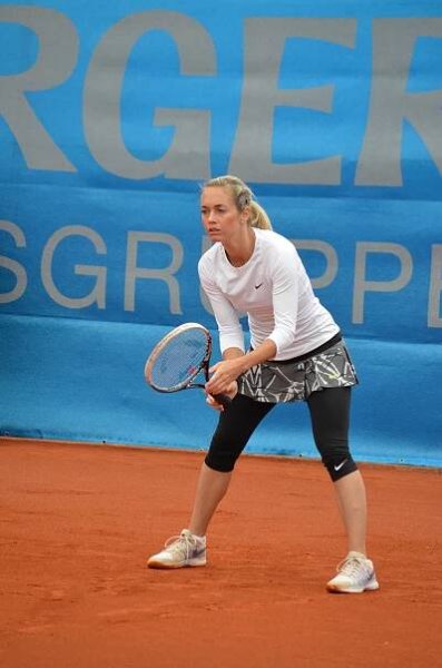 Soubor:Nürnberger Versicherungscup 2014 - 1.Runde Einzel - Klára Koukalová 08.JPG – Wikipedie