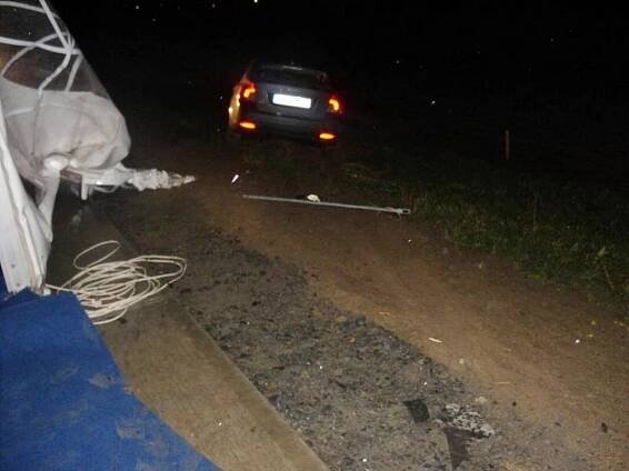 Slavnostním stanem na dálnici v noci projel Ind