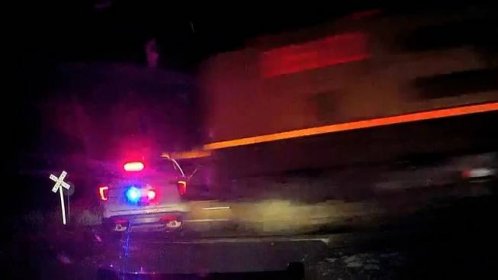 VIDEO: Policisté nechali spoutanou ženu v autě na kolejích. Smetl ji vlak