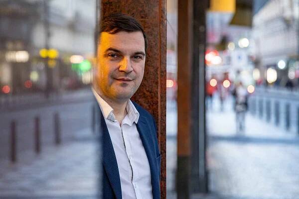 Z toho, že Babiš přivedl komunisty k moci, viním Fialu, říká Petr Macinka