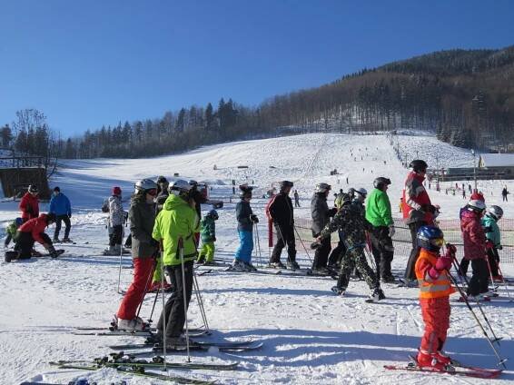 Víkend v Beskydech: problémy na cestách i ski areály plné lyžařů