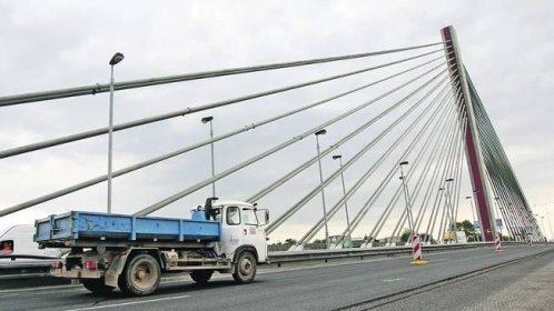 Paralýza pražské dopravy: Lanový most bude dva víkendy zavřený