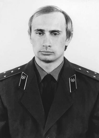 Soubor:Vladimir Putin in KGB uniform.jpg