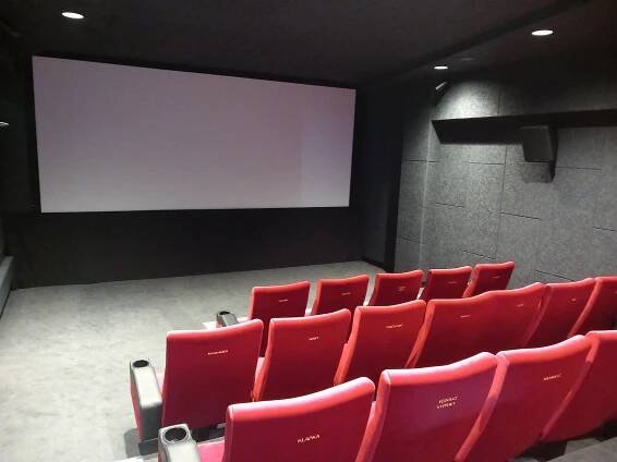 České Budějovice mají nové kino. Kafé 7 láká na filmy i originální sedačky