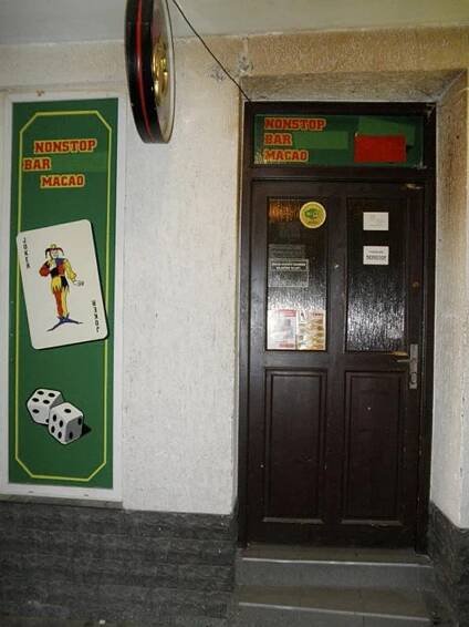 V provozovně není k dispozici funkční toaleta pro personál a prostor baru je v celkově zanedbaném stavu. Zařízení baru a podlahy jsou neudržované, poškozené a neumožňují řádnou očistu a provozovatel nezajistil průběžné odklízení odpadu. Zákaz užívání prostor z 10. 2. SZPI uvolnila 11. 2. (T. G. Masaryka 21)