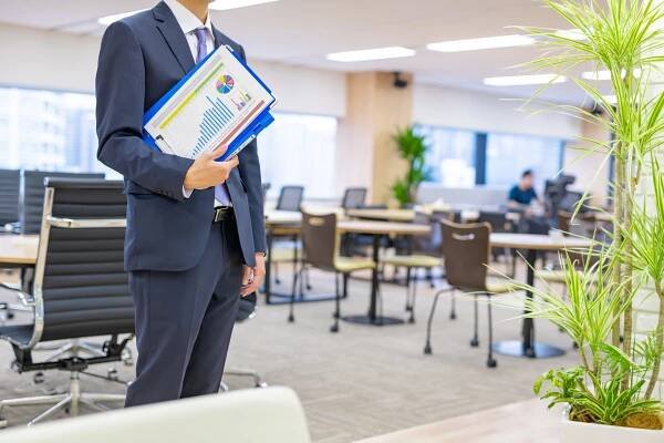 分析資料を持つ、男性サラリーマン