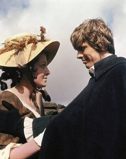 Na Větrné hůrce - Z filmu - Anna Calder-Marshall, Ian Ogilvy