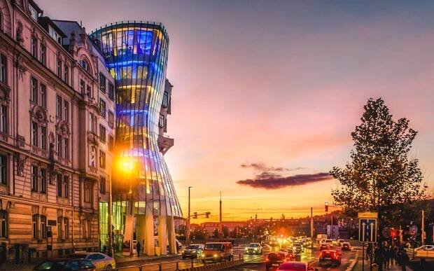 Nejstylovější ubytování v Praze: Hotel Tančící dům **** v pokoji Deluxe se snídaní, láhví Champagne + ovoce