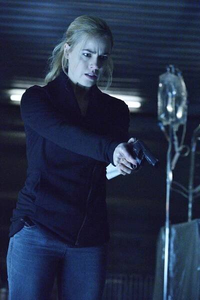 12 opic - Zásah shůry - Z filmu - Amanda Schull