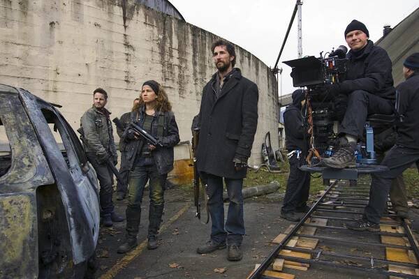 Falling Skies - Love and Other Acts of Courage - Z natáčení - Ryan Robbins, Camille Sullivan, Noah Wyle