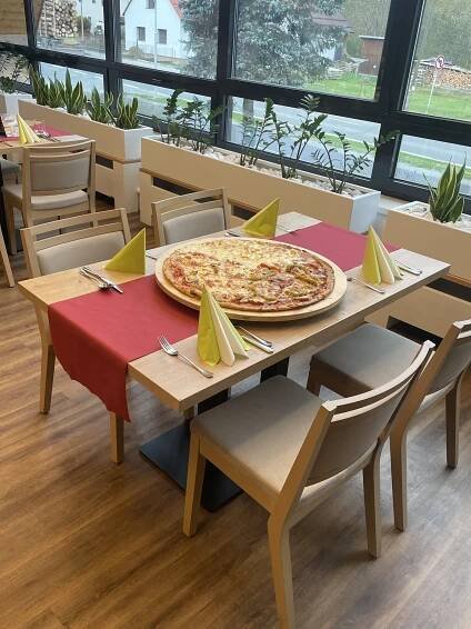 Jumbo pizza v restauraci s výhledem na Čertovy skály: složená až ze 4 druhů