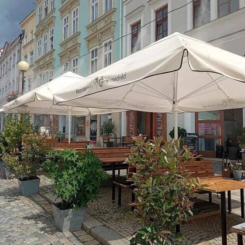 Restaurace Černý medvěd na Masarykově náměstí ve Znojmě.