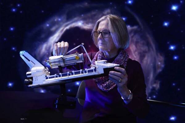 Fotka: Model raketoplánu Discovery představila Kathryn Sullivanová, členka posádky STS-31