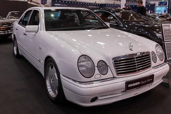 Mercedes-Benz E-Class (W210) - Wikipedia
