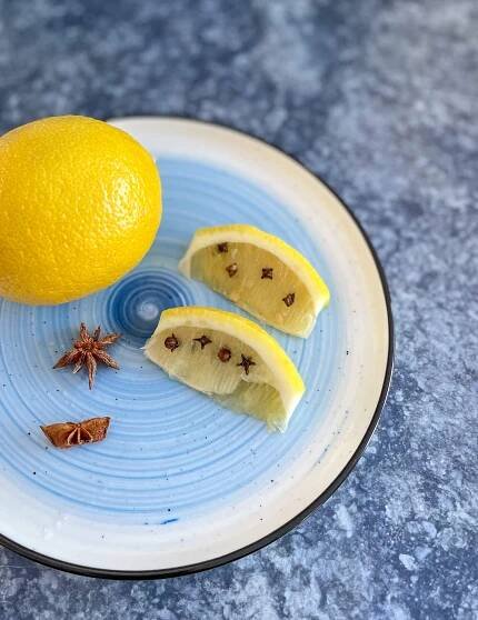 Quartiers de citron piqués de clous de girofle