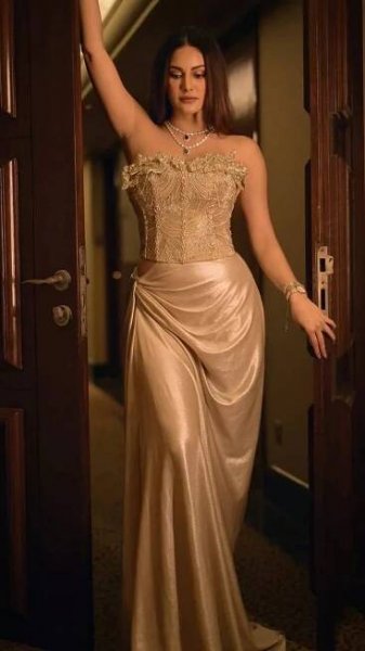 Amyra Dastur dazzles in a glamorous golden off-shoulder outfit