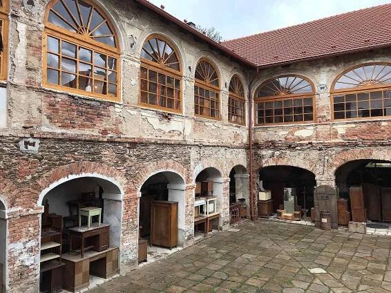 Na zámku v Martinicích u Dolních Kralovic má Pavel Kuře vetešnictví a muzeum.