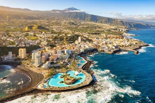 Letecký pohled na Puerto de la Cruz, Tenerife, Španělsko. Purto de la Cruz a velkolepá sopka Teide na ostrově Tenerife, Kanárské ostrovy. — Stock obrázek