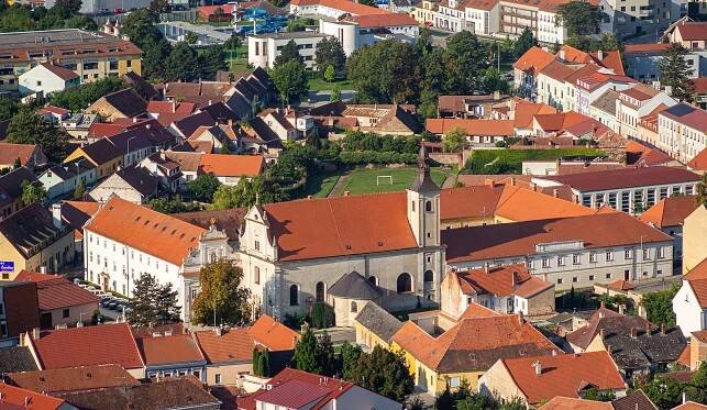 Soubor:Mikulov kostel sv. Jana a gymnázium 1.jpg – Wikipedie