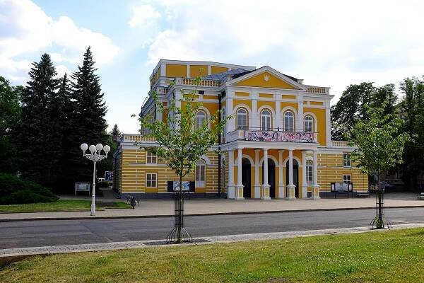 Koncert z kavárny. Chebští herci vysílali velikonoční písně