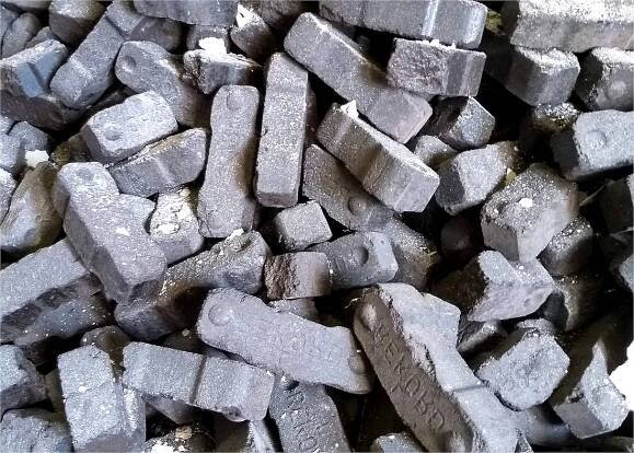 Kohlebriketts zählen zu den fossilen Energieträgern und werden trotz hoher CO2-Emissionen auch heute noch zur Kamin- und Ofenbefeuerung eingesetzt. (Foto: energie-experten.org)