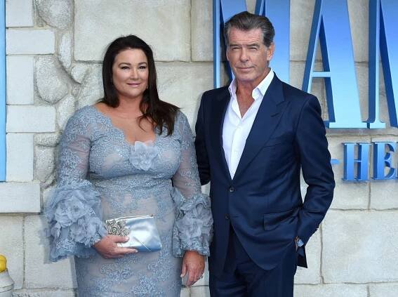 Manželka Pierce Brosnana je důkazem, že láska i kila přináší. Boubelka kyprých tvarů vám svým sebevědomím vytře zrak