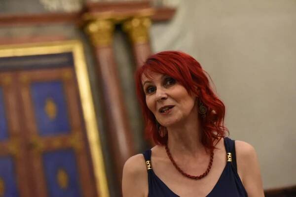 Básnířka Jitka Nováková pozvala zaplněnou synagogu v Kolíně S kloboukem do nebes