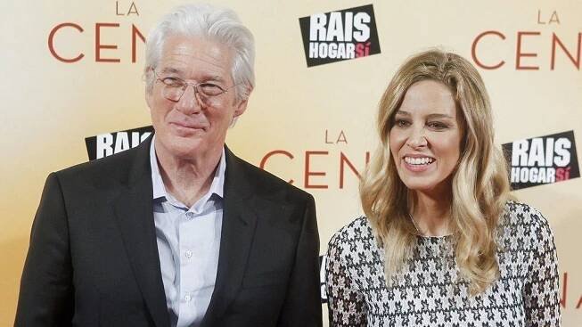 Richard Gere (68) nepřestává překvapovat: S manželkou (35) se už mají těšit na miminko - Super.cz
