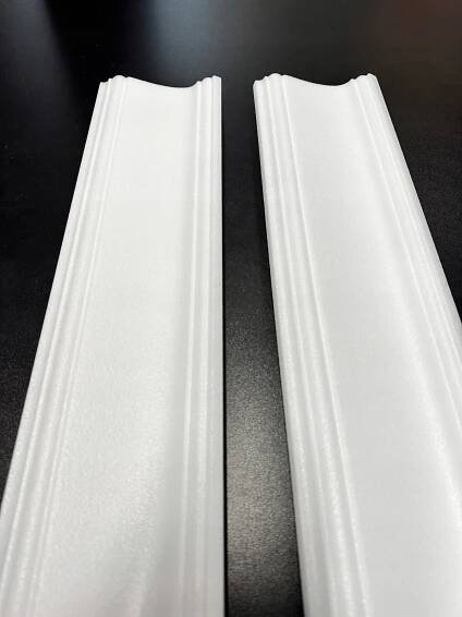 Stropní lišta DLP28 8 cm x 4 cm štukatura XPS faseta DECOREM Šířka 40 mm