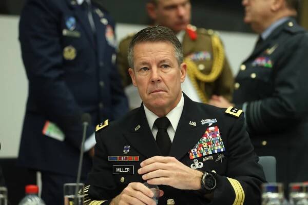 Commander of U.S., NATO forces in Afghanistan steps down
