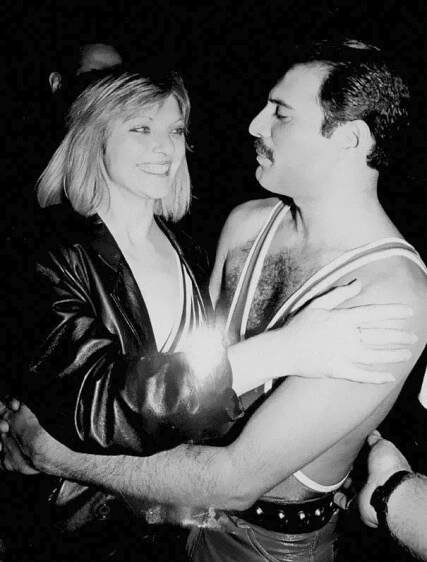 Bývalý komorník Freddieho Mercuryho (†45): U malého Stonehenge představil svou kapelu!