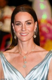 Kate at a reception hosted by the Governor General of the Bahamas wearing her Magic Alhambra necklace and matching earrings with a Phillipa Lepley gown in Nassau, 2022