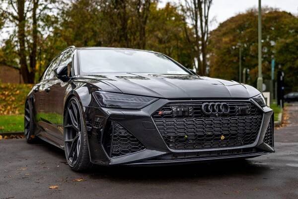 Black Audi RS 6 Avant.