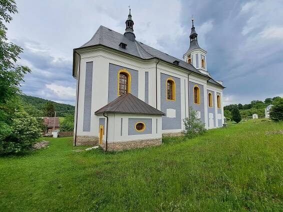 Soubor:Kostel Nejsvětější Trojice, Janov 03.jpg