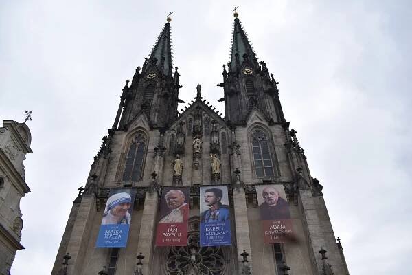 Velká sláva v dómu, Olomouc přivítala ostatky císaře i papeže