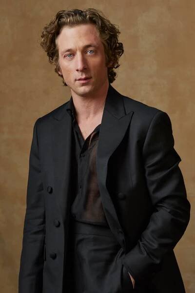 Jeremy Allen White Brought His Abs to the 2024 Golden Globes