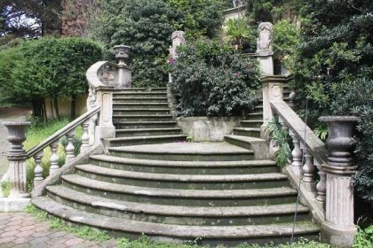 Las escaleras son fundamentales para jardines en desnivel
