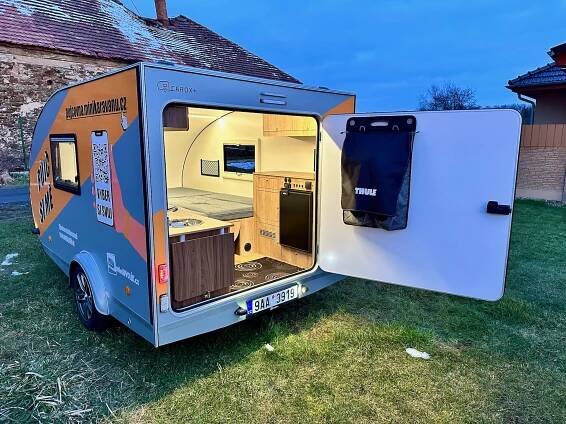 Minikaravan z Ústí nad Labem boří zavedené konvence, má velké dveře a obří postel