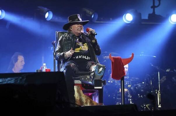 Axl Rose na turné s AC/DC rozděluje fanoušky: Dokáže zastoupit Johnsona, nebo je to krok vedle?