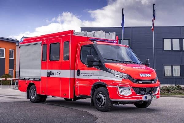Zářivě červené dopravní automobily Iveco Daily dodala firma Kobit pro hasiče do Závady a Marklovic | POŽÁRY.cz - ohnisko